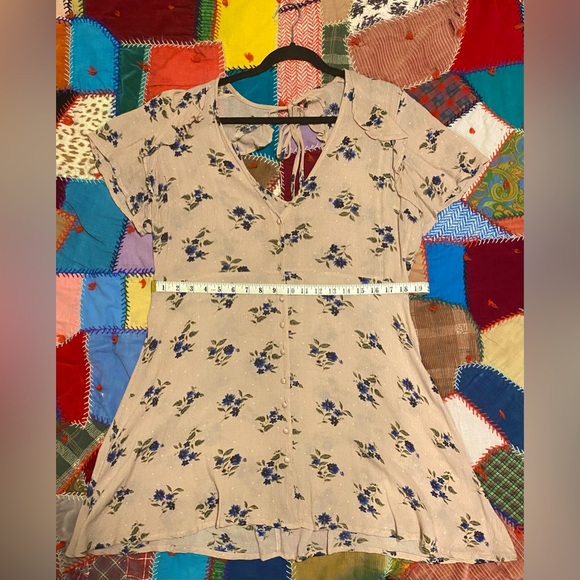 Boohoo Tea dress with open back and angel sleeve in pink floral - Picture 7 of 9